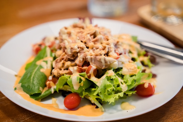 Salada de atum com vários vegetebles