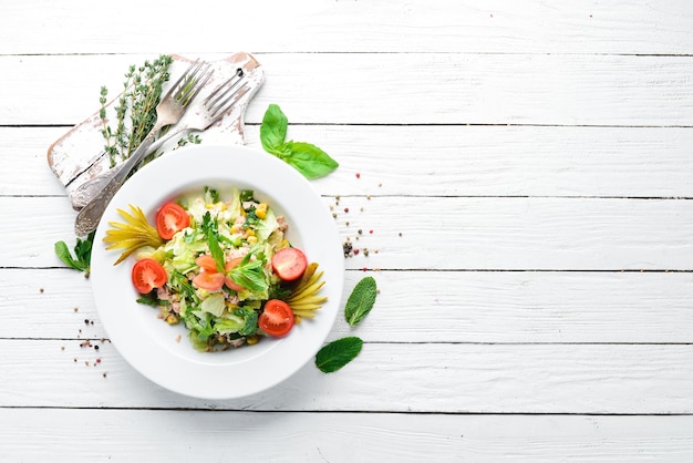 Salada de atum e legumes frescos em um fundo branco de madeira Espaço livre para o seu texto Vista superior