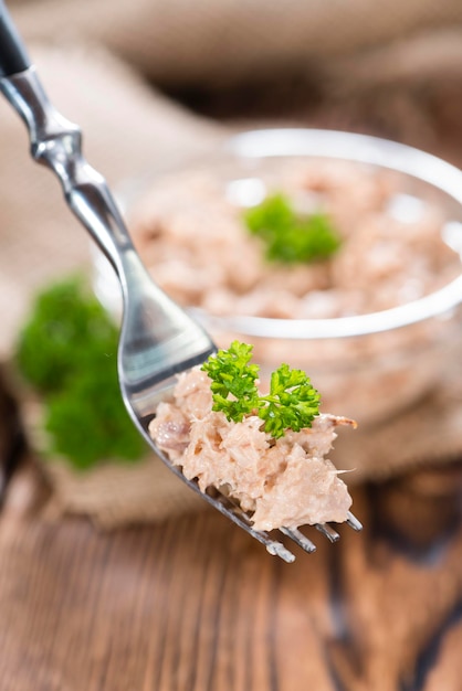 Salada de atum em um garfo