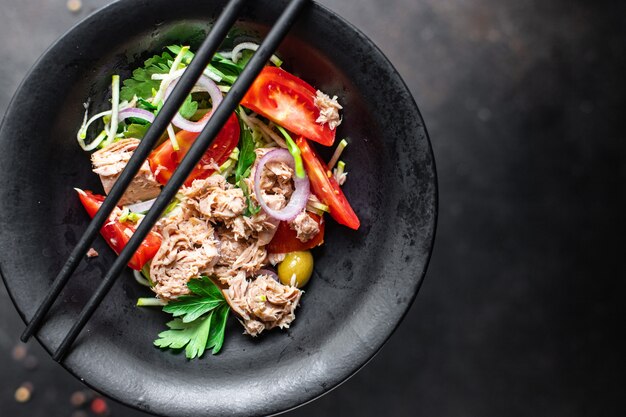 salada de atum vegetais tomate cebola ervas azeitonas outras conservas de atum frutos do mar na mesa