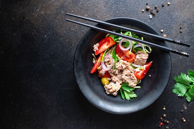 salada de atum vegetais tomate cebola ervas azeitonas outras conservas de atum frutos do mar na mesa