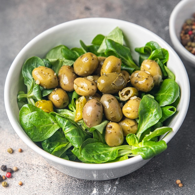 Salada de azeitona alface de folha verde, alface de milho mache fresco refeição saudável comida lanche dieta em cima da mesa