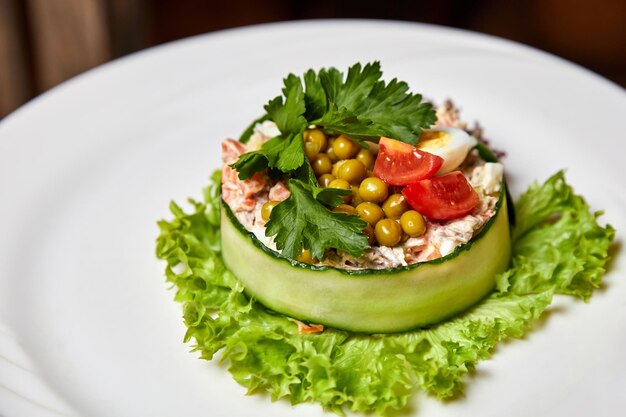 Salada de azeitonas com legumes cozidos de vitela e alcaparras