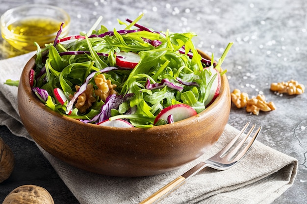 Salada de baixa caloria apetitosa e saudável com rúcula