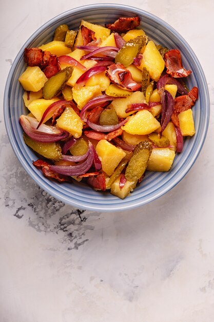 Salada de batata caseira com bacon e picles.