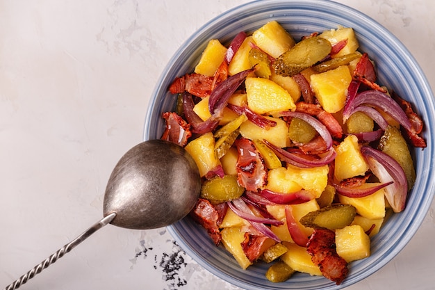 Salada de batata caseira com bacon e picles.