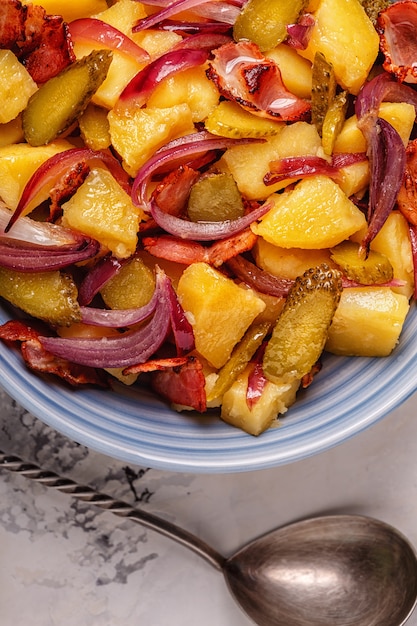 Salada de batata caseira com bacon e picles.