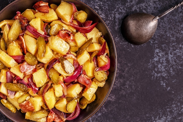 Salada de batata caseira com bacon e picles.