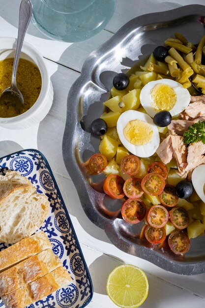 Salada de batata com atum ovo cozido feijão verde tomate cereja e azeitonas com molho vinagrete