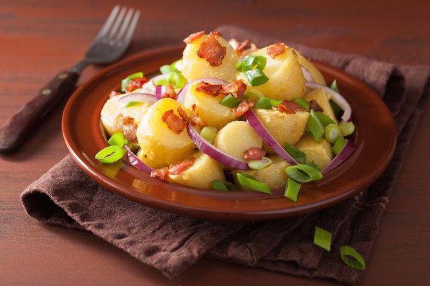 Salada de batata com bacon, cebola e mostarda