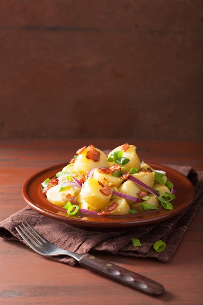 Salada de batata com bacon, cebola e mostarda