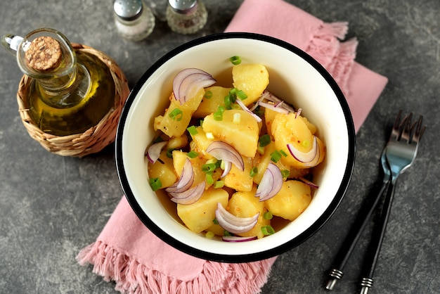 Salada de batata com cebolinha vermelha e verde