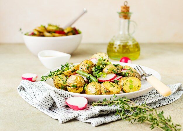 Salada de batata quente com feijão verde, rabanete e molho de ervas com azeite e molho de mostarda.