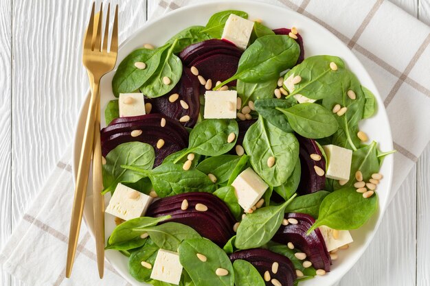 Salada de beterraba assada com pinhões de espinafre feta