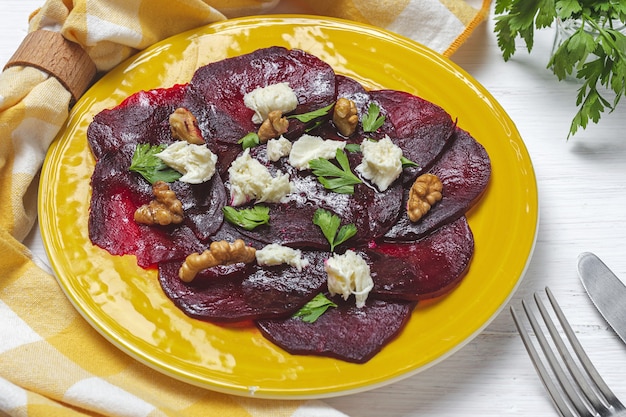 Salada de beterraba caseira com nozes, mussarela, salsa e tomate cereja. Conceito de comida vegana