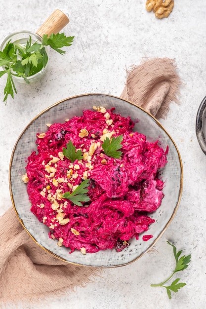 Salada de beterraba com ameixas e alho guarnecido com nozes