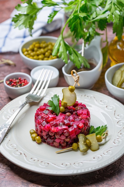 Salada de beterraba com molho de beterraba, batata, cenoura, ervilha e azeite