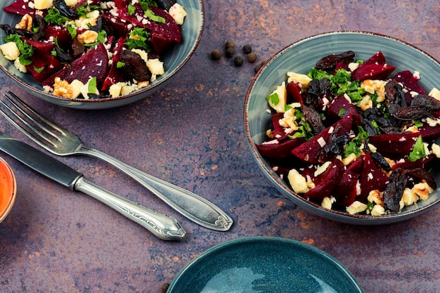 Salada de beterraba com nozes e queijo