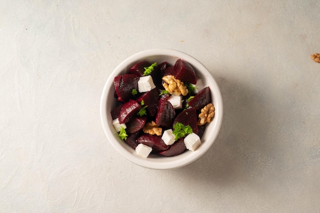 Salada de beterraba com queijo feta e nozes vista superior copie o espaço