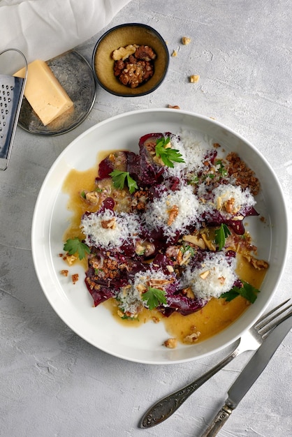 Salada de beterraba com queijo parmesão laranjas e nozes em uma tigela cinza Comida saudável vista de cima