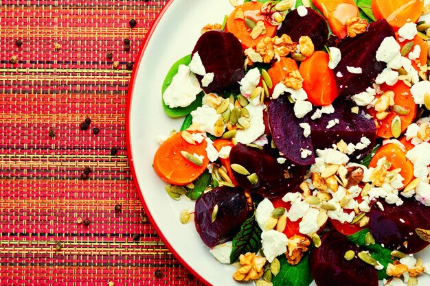 Salada de beterraba com requeijão e nozes