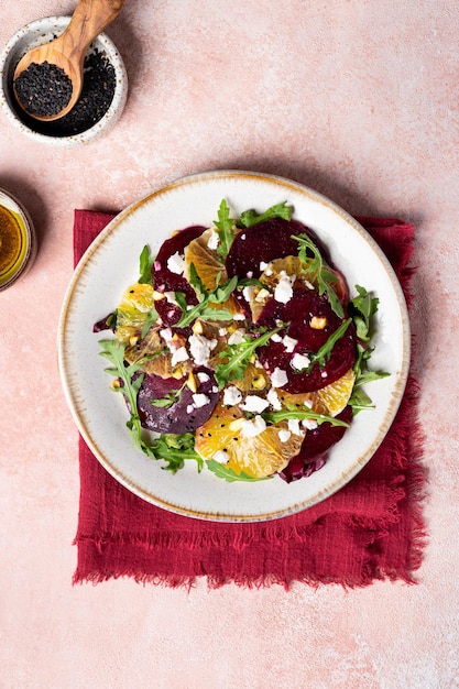 Salada de beterraba e laranja com espinafres e queijo feta