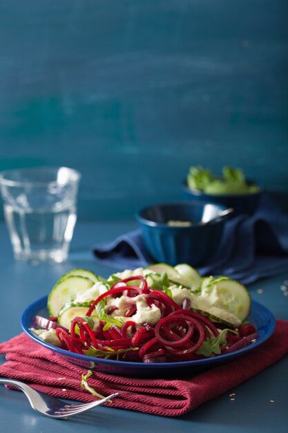 Salada de beterraba e pepino em espiral com molho de abacate