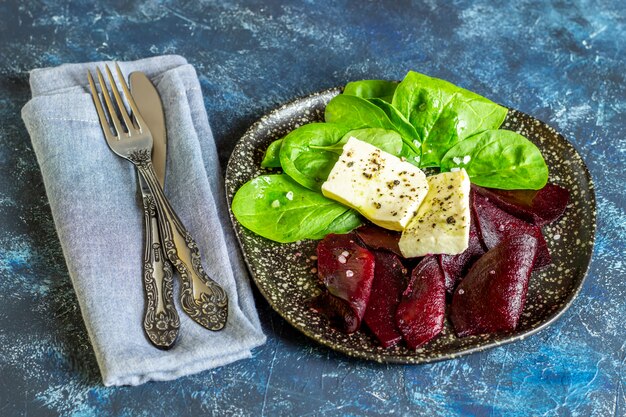 Salada de beterraba, espinafre e queijo