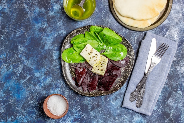 Salada de beterraba, espinafre e queijo