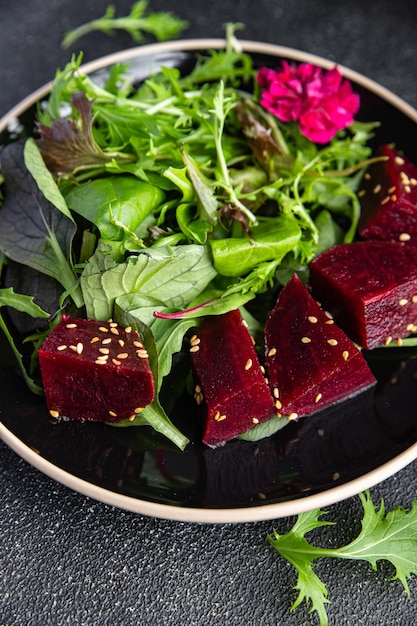 salada de beterraba pedaços de beterraba misturar alface verde refeição saudável comida lanche na mesa cópia espaço comida