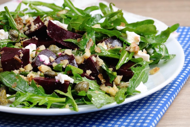 Salada de beterraba rúcula e queijo feta