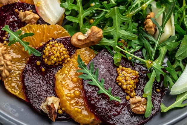 Salada de beterraba saudável com laranjas de rúcula e nozes Comer limpo, fazer dieta conceito de comida vegana Fundo de receita de comida Close-up