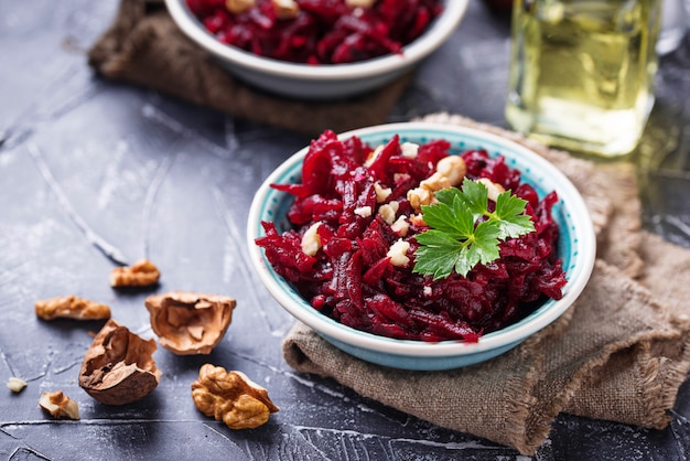 Salada de beterraba vegan saudável com nozes