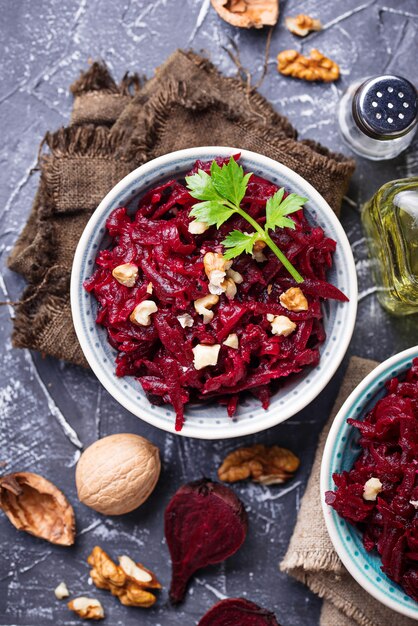 Salada de beterraba vegan saudável com nozes