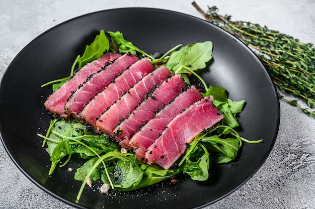 Salada de bife de atum com rúcula e espinafre.