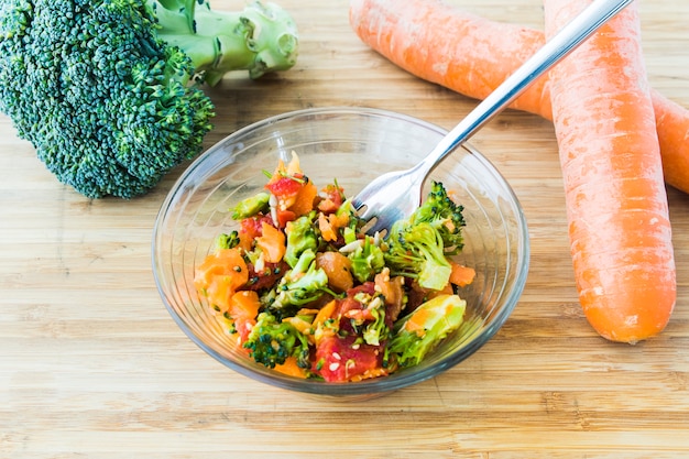 Salada de brócolis com cenoura na tigela de vidro