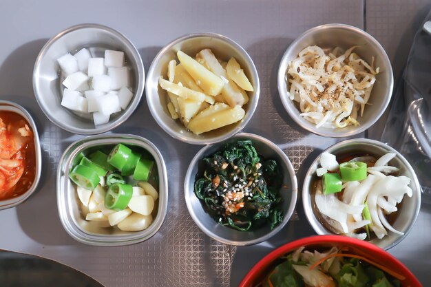 Foto salada de brotos salada coreana e kimchi ou salada de erva-doce ou comida coreana