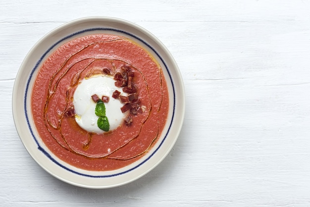 Salada de burrata italiana caseira com sopa de manjericão de tomate. conceito de comida italiana e espanhola