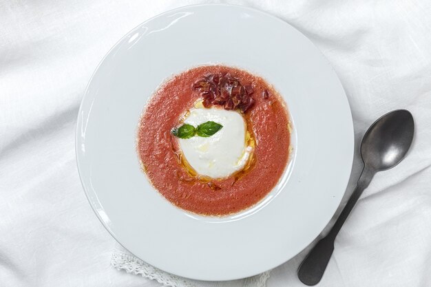 Salada de burrata italiana caseira com sopa de manjericão de tomate. Conceito de comida italiana e espanhola