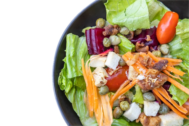 Salada de café da manhã com legumes salteados isolado traçado de recorte no fundo branco