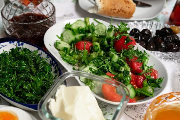 Salada de café da manhã, mel, azeitona, queijo, geleia