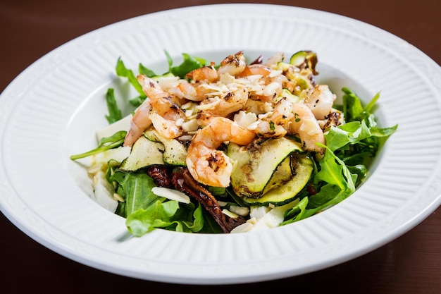 Salada de camarão com abobrinha grelhada