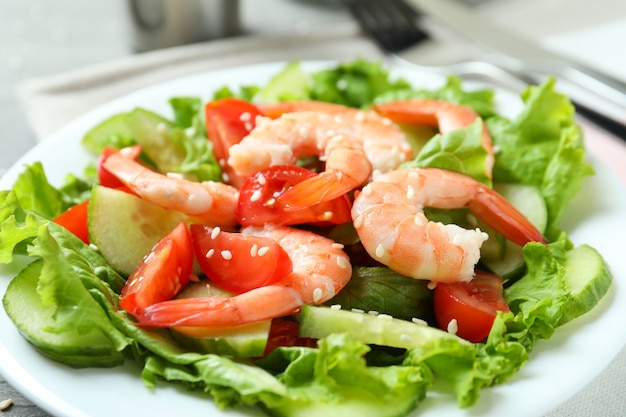 Foto salada de camarão com diferentes ingredientes, close-up