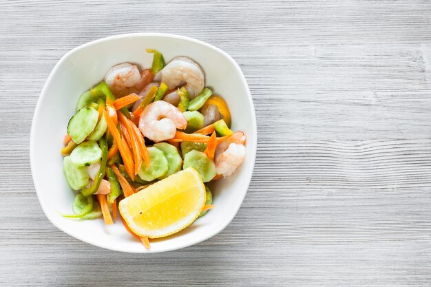 Salada de camarão com legumes da época e camarões