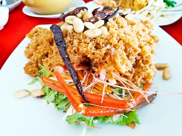 Salada de camarão crocante com manga verde