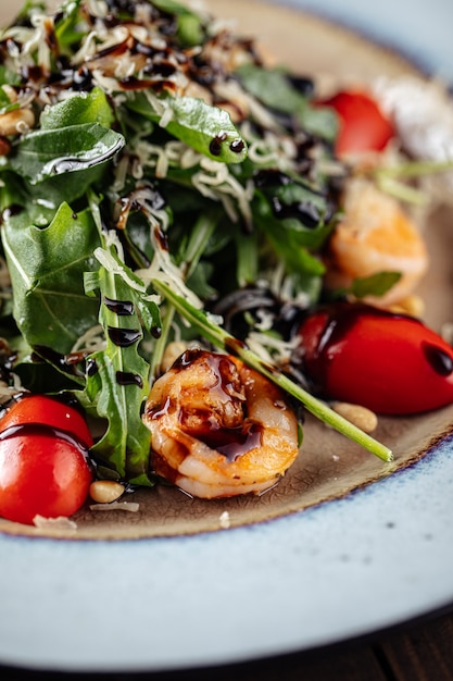 Salada de camarão e rúcula com tomate e parmesão