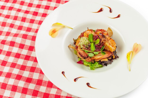 Salada de camarão em uma mesa