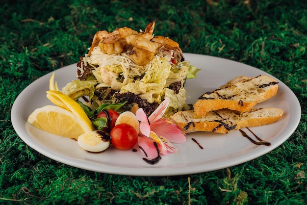 Salada de camarão fresca e saudável com legumes