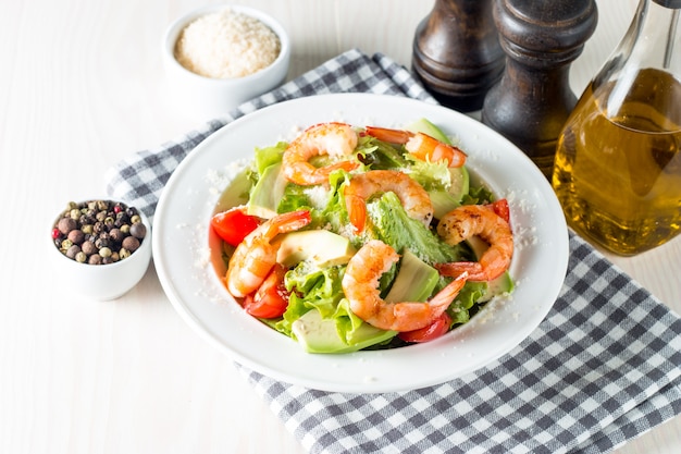 Salada de camarão fresco na mesa de madeira