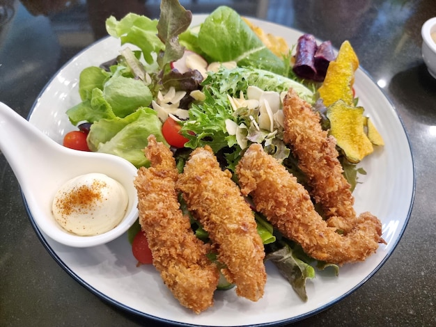 Salada de camarão frito em um prato